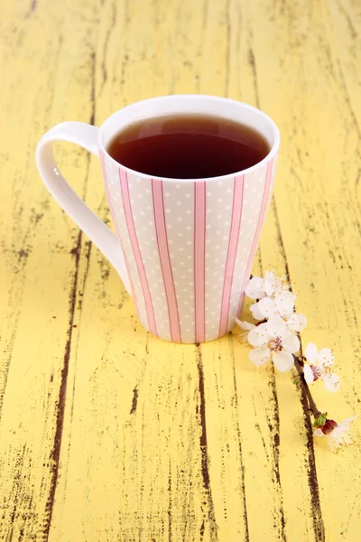 Fragrant tea with flowers on wooden table close-up — Stock Photo, Image