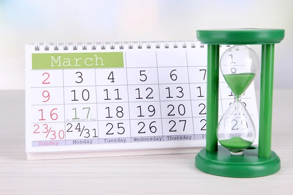 砂時計と明るい背景上のカレンダー — ストック写真