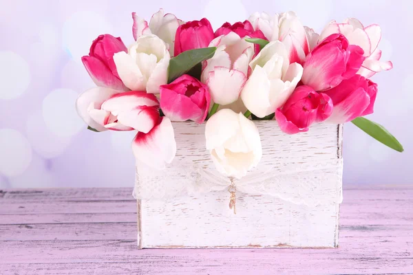 Красивые тюльпаны в деревянной коробке, на светлом фоне — стоковое фото