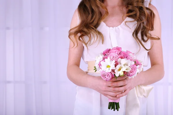 Woman hands holding beautiful wedding bouquet — Stock Photo, Image