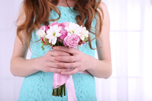 Mujer manos celebración hermosa boda ramo — Foto de Stock