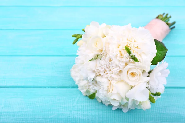 Beautiful wedding bouquet on wooden background — Stock Photo, Image