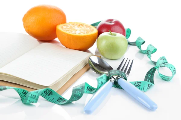 Couverts attachés avec ruban à mesurer et livre avec fruits isolés sur blanc — Photo