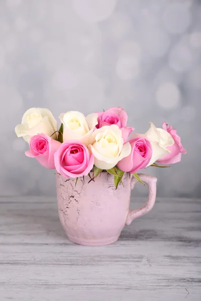 Gyönyörű rózsák, a világos háttér-kupa — Stock Fotó