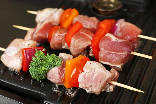 Svinekjøtt kebab på grill på nært hold – stockfoto