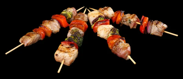 Svinekjøtt kebab på svart bakgrunn – stockfoto