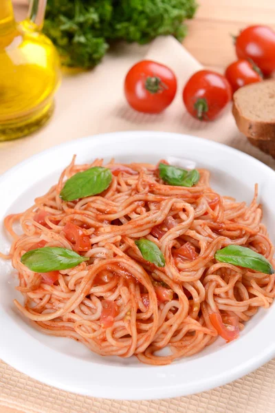 Pasta met tomatensaus op plaat op tabel close-up — Stockfoto