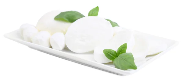 Gustosa mozzarella con basilico su piatto isolato su bianco — Foto Stock