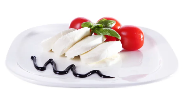 Mozarella peyniri, domates ve fesleğen tabakta üzerine beyaz izole Caprese salatası — Stok fotoğraf