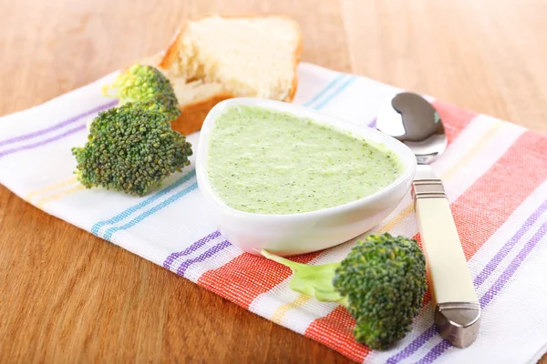 Schüssel Brokkoli-Suppe auf dem Tisch — Stockfoto