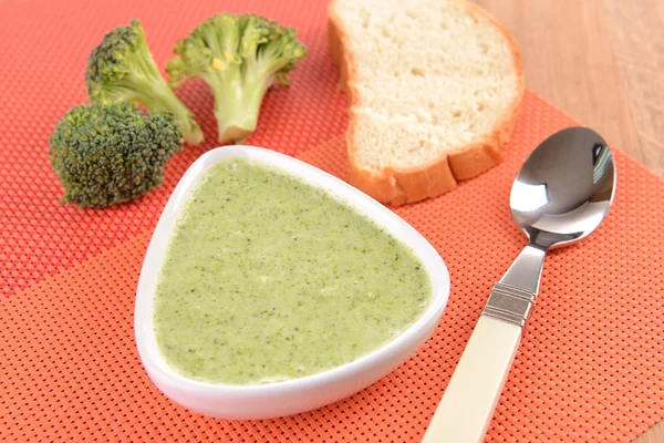 Bowl of broccoli soup on table close up — Stock Photo, Image