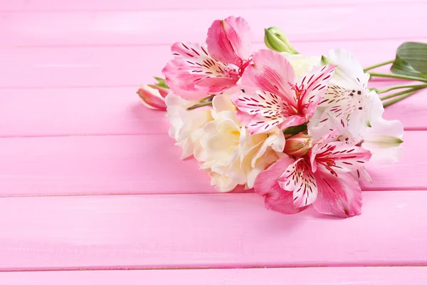 Belles fleurs printanières sur table en bois — Photo