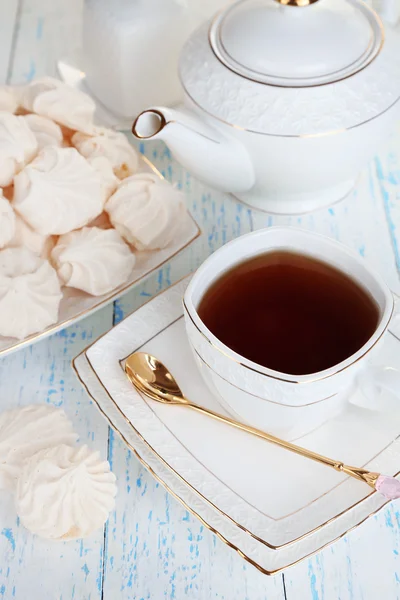 Kopje thee met schuimgebakjes op tabel close-up — Stockfoto