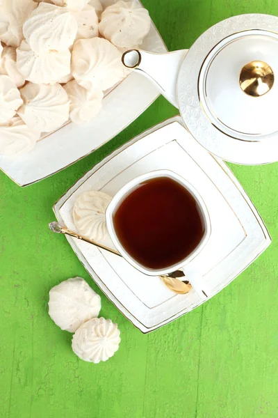 Šálek čaje s pusinky na tabulka detail — Stock fotografie