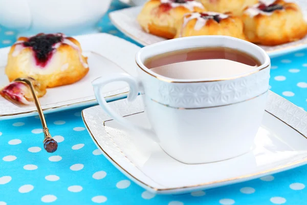 Taza de té con pasteles dulces en primer plano —  Fotos de Stock