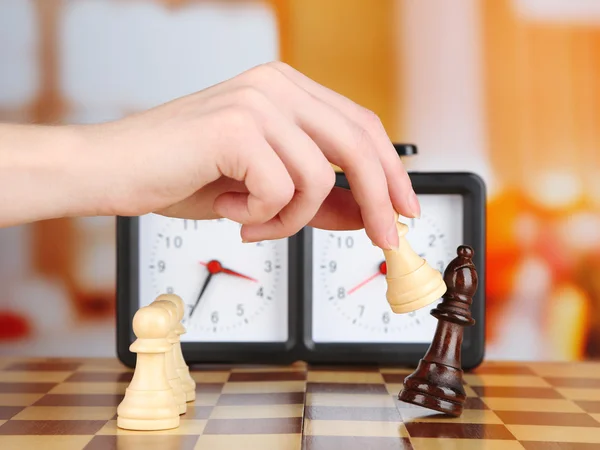 Mujer jugando ajedrez, de cerca — Foto de Stock