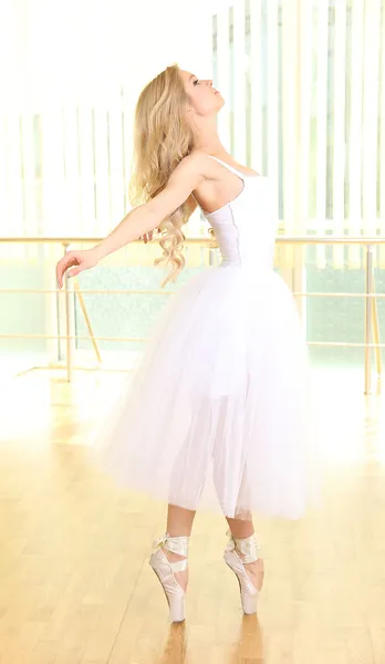 Красивая балерина танцует в балетном классе — стоковое фото