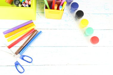 renkli ahşap zemin üzerinde çeşitli yaratıcı araçlar bileşimi