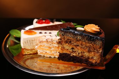 Dilim kek, koyu arka plan üzerinde ürün yelpazesine