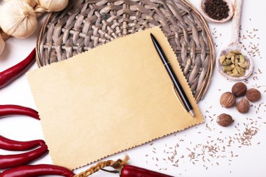 farklı baharatlar ve boş kağıt üzerinde beyaz izole,