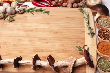 farklı baharatlar ve kesme tahtası, kapat