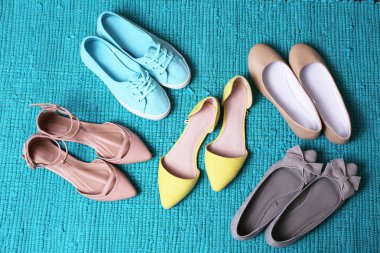 zapatos de moda femenina en la alfombra azul 