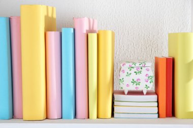 kitap raf yakın çekim