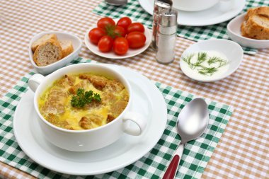 lezzetli çorba tencerede masa örtüsü üzerinde kapat