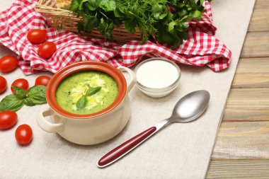 lezzetli çorba tencerede ahşap masa üzerinde kapat