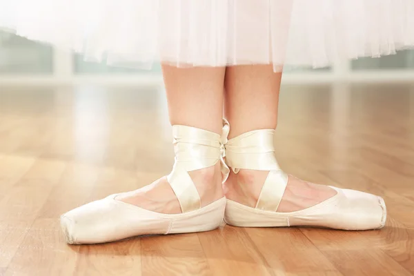 Ballerina legs in pointes in dancing hall — Stock Photo, Image