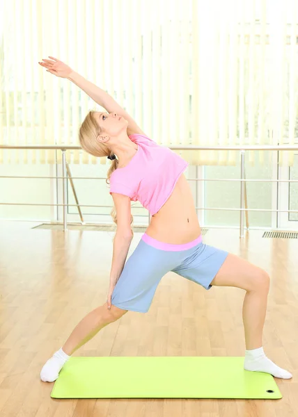 Mujer joven practicando yoga — Foto de Stock