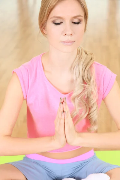 年轻女子练习瑜伽 — 图库照片
