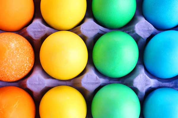 Œufs de Pâques colorés dans le bac fermer — Photo