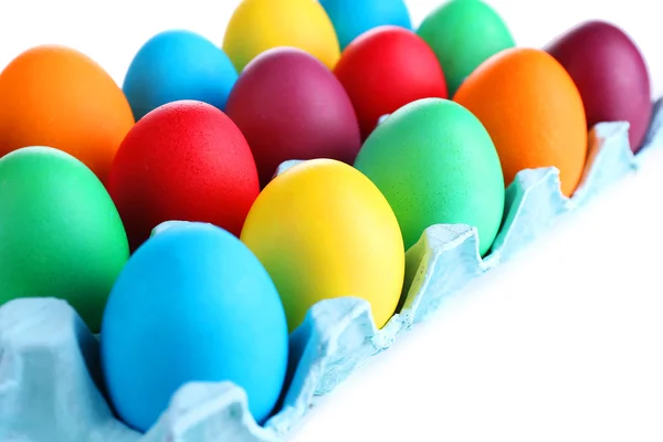 Tepsi üzerinde beyaz izole renkli Paskalya yumurtaları — Stok fotoğraf