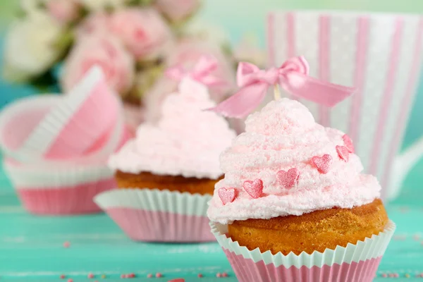 Leckere Tasse Kuchen mit Sahne auf blauem Holztisch — Stockfoto