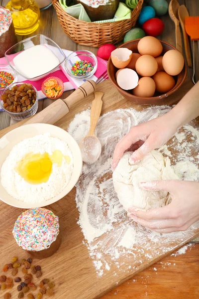 Gâteau de Pâques préparation dans la cuisine — Photo