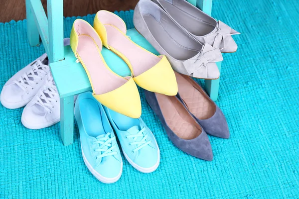 Shoe shelf with women shoes — Stock Photo, Image