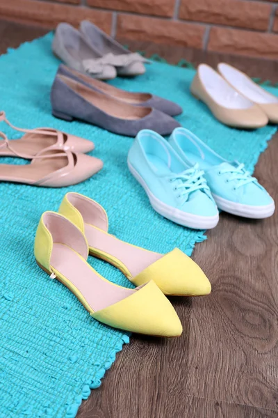 Pantofle na obcasach damskie na niebieski dywan — Zdjęcie stockowe