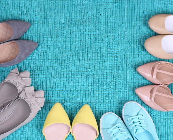 Женская модная обувь на голубом ковре — стоковое фото