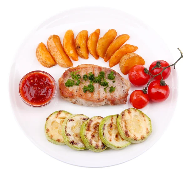 Стейк на гриле и овощи на тарелке, изолированные на белом — стоковое фото