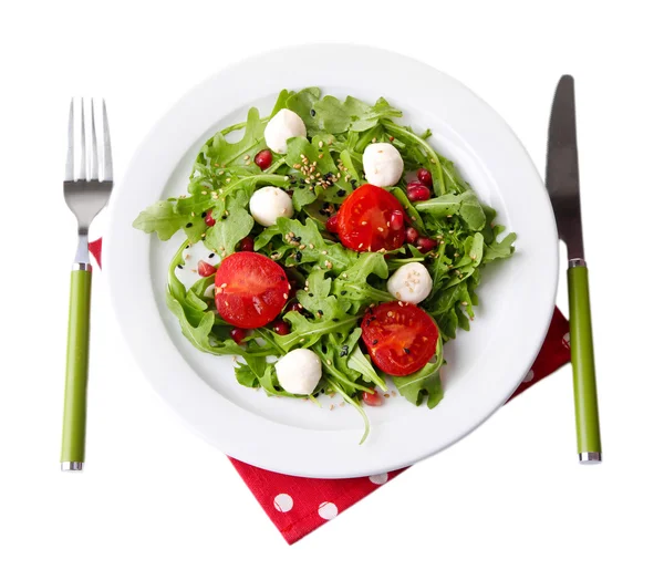 Salade verte à base de roquette, tomates, mozzarella au fromage et sésame sur assiette, isolée sur fond blanc — Photo