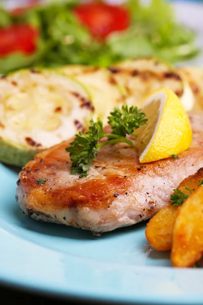 Gegrilltes Steak, gegrilltes Gemüse und frischer grüner Salat auf Tisch, auf hellem Hintergrund — Stockfoto