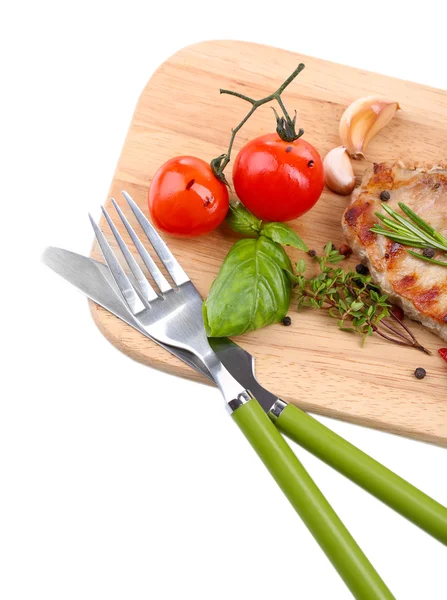 Bistecca alla griglia con spezie, erbe e verdure su tavola di legno, isolata su bianco — Foto Stock