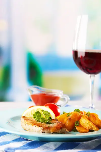 Bife grelhado, legumes grelhados e pedaços de batata frita na mesa, no fundo brilhante — Fotografia de Stock