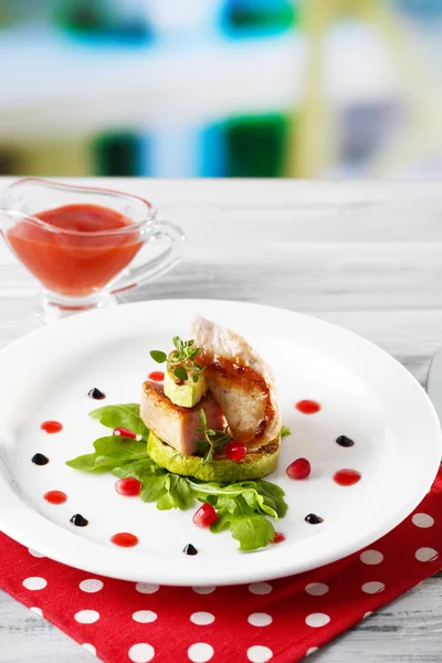 Filete a la parrilla, verduras a la parrilla y rúcula en la mesa, sobre un fondo brillante — Foto de Stock