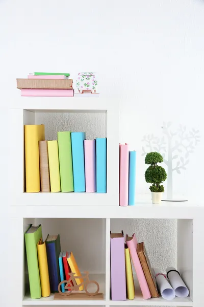 Libros en estantes blancos en la habitación —  Fotos de Stock