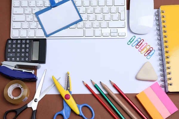 Mesa de oficina con accesorios de papelería, teclado y papel, primer plano —  Fotos de Stock