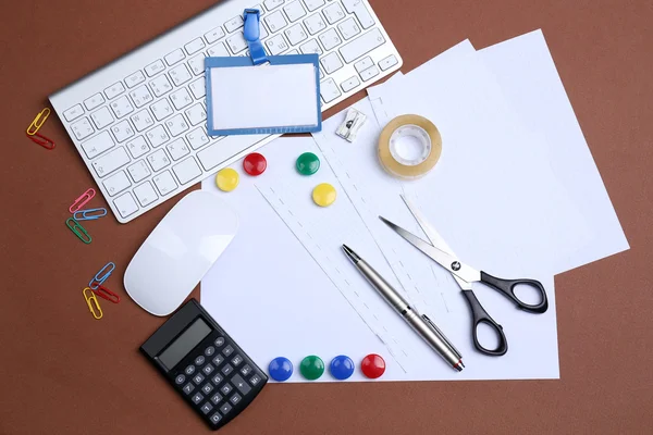 Tavolo da ufficio con accessori di cancelleria, tastiera e carta, primo piano — Foto Stock