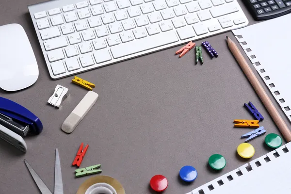 Mesa de escritório com acessórios de papelaria, teclado e papel, close-up — Fotografia de Stock