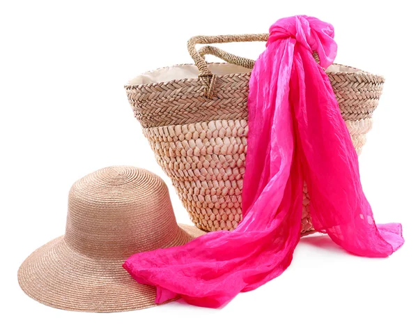 Bolso de mimbre con sombrero y bufanda de colores, aislado en blanco — Foto de Stock